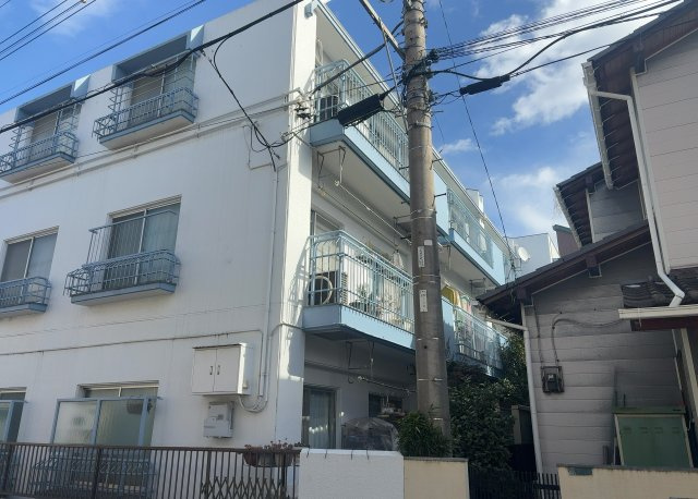 一般的なバルコニーは、奥行1.5ｍ程ですが、ワイルドバルコニーは2ｍまで広がっています。そのため洗濯物の間隔をあけ干すことができ、乾きやすいというメリットや、ガーデニングが楽しめる等の特徴があります。