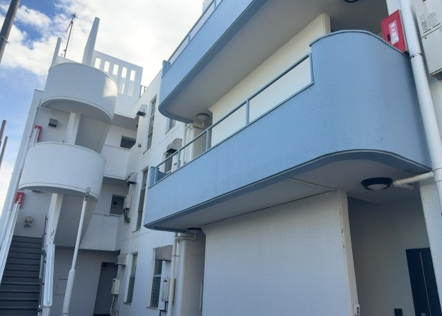 駐車場と明記されていても、最小スペースでつくられた駐車場だと大型車は駐車できなかったり、出入りしにくくなったりする可能性があります。お車のサイズと購入したい物件の駐車場のサイズを現地で確認しましょう。