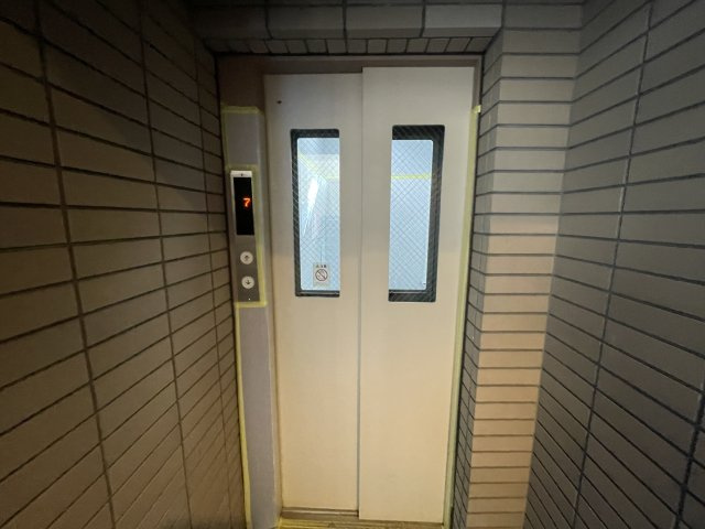 重たい荷物を持っていても、エレベーターがあれば安心です。　