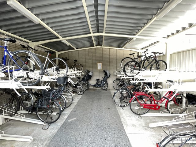 屋根付きの駐輪場で、サビや汚れの心配も不要。　