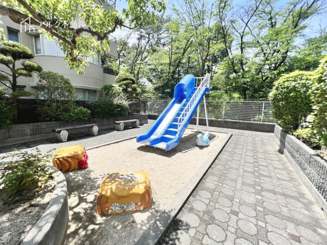 敷地内に公園がございます