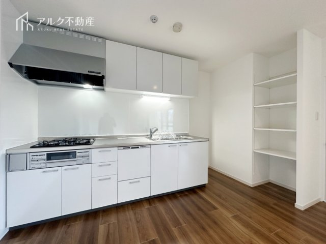 キッチン横には便利な収納棚付き