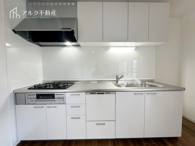 白基調の清潔感あふれるキッチン