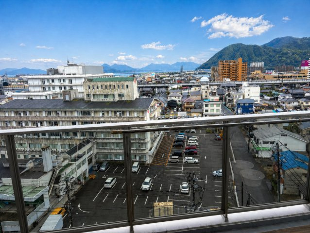 10階ならではの開放感。遠くの山々まで見渡せる気持ち良い眺め