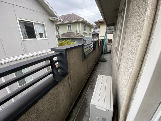 洗濯物干しに便利なバルコニーは、2部屋から出入りできる使い勝手の良い設計。屋根のひさしがあり、多少の雨なら洗濯物も安心です。エアコンの室外機や収納ボックスも設置できる広さがあり、暮らしに役立つ空間です