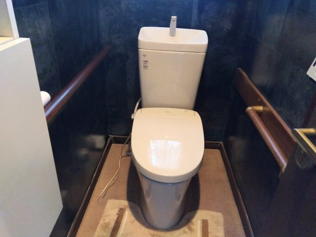 トイレには窓があり明るい室内です。ブルーのタイルがアクセントになっています。