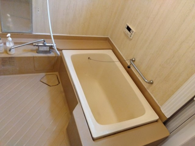 窓があるので明るい室内です。浴槽横に台があるのでシャンプーを置いたり出来て便利です。