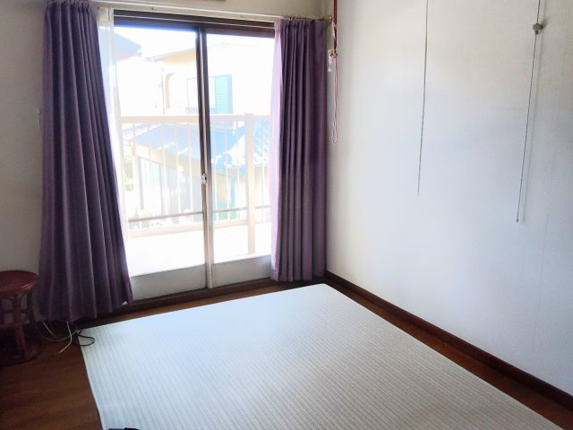大きい窓から入るたっぷりの日差しが嬉しいですね。好きなカーテンを選んで自分だけの空間作りが楽しめます。
