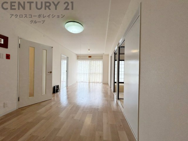 大きな窓が設置された居間リビング。陽光がたっぷりとはいり、明るい空間となっております。