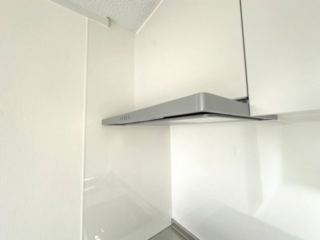 スリム型のレンジフードです。凹凸が少なく油汚れもふき取りやすいです。