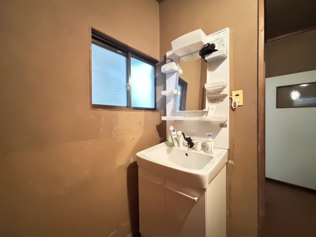 トイレの前に配置された洗面スペース。帰宅時の手洗いや朝の身支度などをスムーズに行える使い勝手の良い位置にあり利用しやすいレイアウト。日々の生活動線にも配慮された便利な空間となっています。