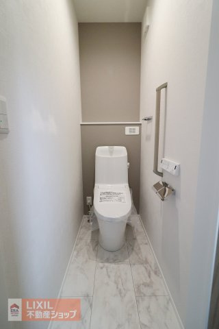 【トイレ】現地完成写真。温水洗浄暖房便座付き。