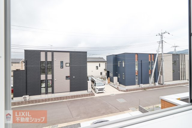 【建物からの眺望】現地完成写真。バルコニーからの景色。十分な間隔が確保されております。