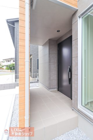 【エントランス】現地完成写真。ゆったりとした玄関。奥行きのあるポーチで雨の日も安心です。