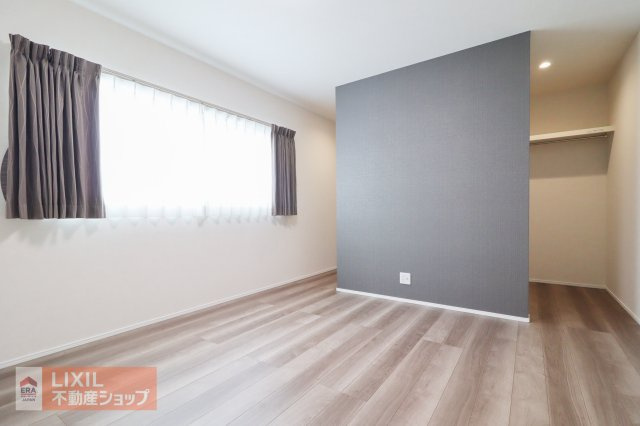 【寝室】現地完成写真。明るい採光の入る主寝室です。