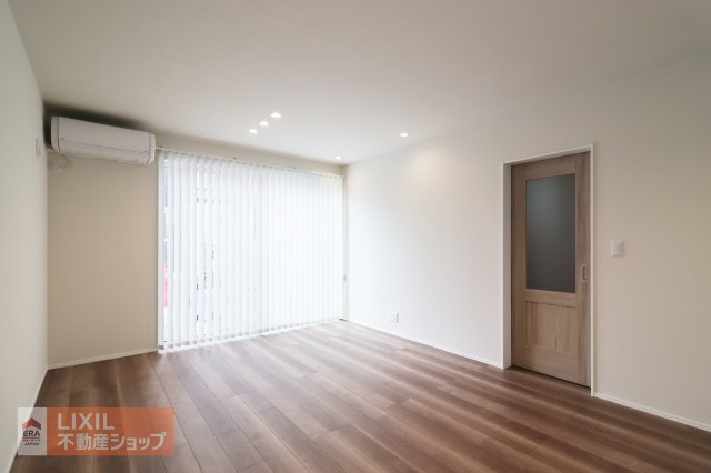 【リビング】現地完成写真。明るい日差しの入るリビングは家族団らんの場所♪