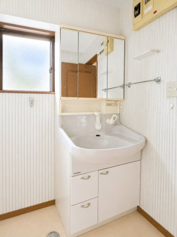 ◆毎日使う場所だから、機能的で使いやすさに配慮したパウダールーム。すっきりと使えるように収納も豊富にご用意しています。（AI加工済み）