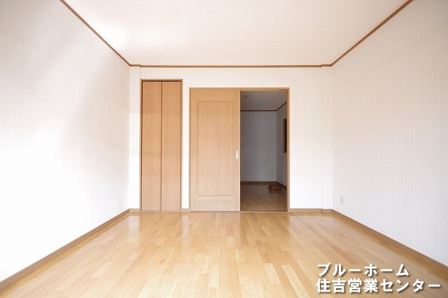 約8帖の洋室です！お部屋には収納や窓があります！