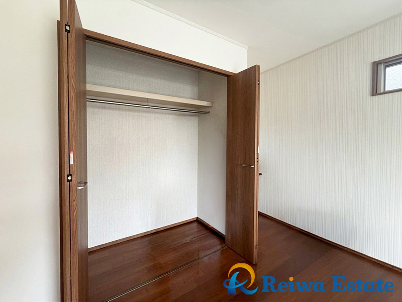 大きめのクローゼットがあるので、収納には困りません。物がスッキリ片付くので、お部屋はいつでも快適です。