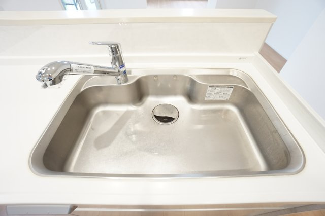 ◆キッチン水栓、浄水器◆　広々としたシンクで食器や調理器具等の洗い物が楽にできます。水栓は浄水器付きです。　簡単においしいお水を使用することが出来ます。カートリッジの交換も簡易です。