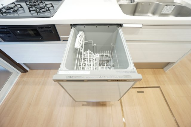 ◆食器洗浄乾燥機◆　洗剤を入れて、スタートボタンを押すだけで簡単に洗浄から、乾燥まで行うことが出来ます。　時短家事にお勧商材♪