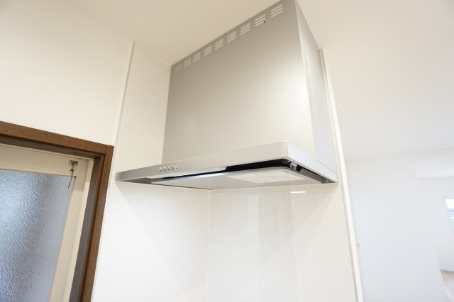 ◆換気扇◆　スタイリッシュな換気扇を採用。3段階の強弱から選択できます。手元灯もあり作業がしやすい仕様です。　