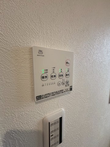 　◆浴室換気乾燥暖房機◆　浴室の換気はもちろん、衣類乾燥、24時間換気、暖房、冷風機能があり、雨の日の衣類乾燥や、　ヒートショック対策、カビ対策等機能性等に優れております。