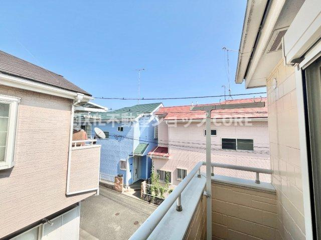 開放感いっぱいの眺望と共に光と風を享受するバルコニー。景観を眺めることができます。　