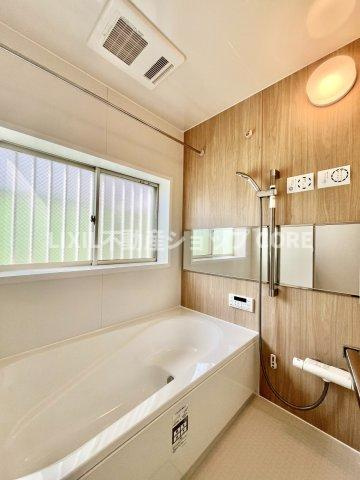 一日の疲れを癒す浴室は広々1坪以上！雨の日のお洗濯にも大活躍な浴室乾燥機付！　