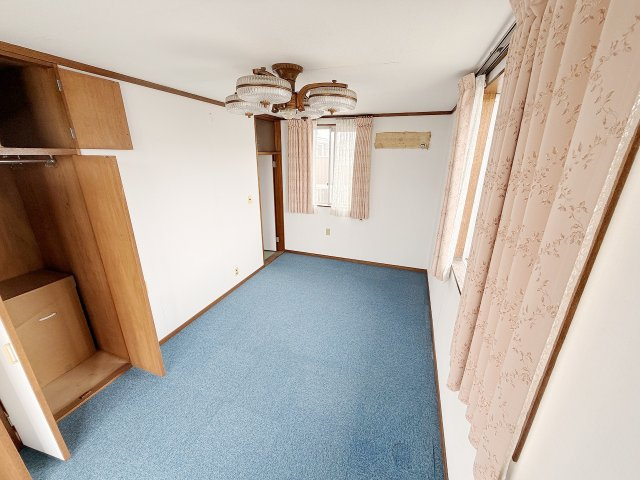2階8帖の洋室！3つの窓から陽光が差し込む明るいお部屋！