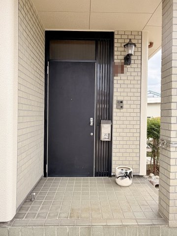 奥まった玄関で、雨の日の出入りも快適です！