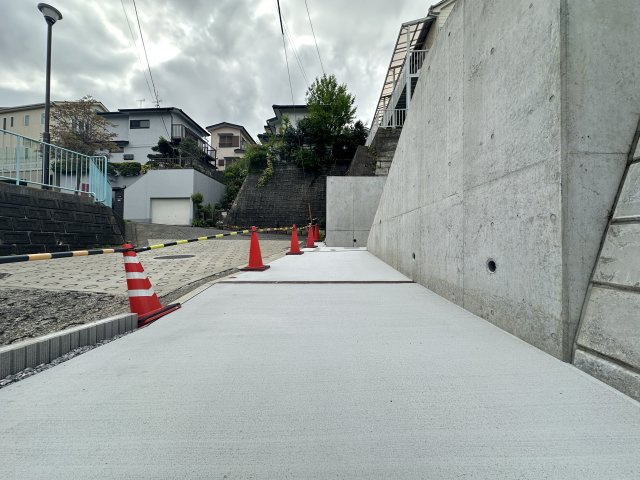 広々としたスペースの駐車しやすそうな駐車場ですね。