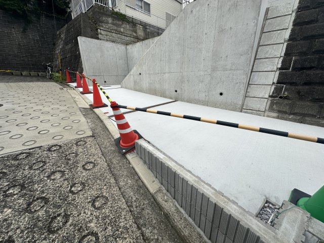 自転車やバイクを停めても充分なスペースが有る駐車場です。