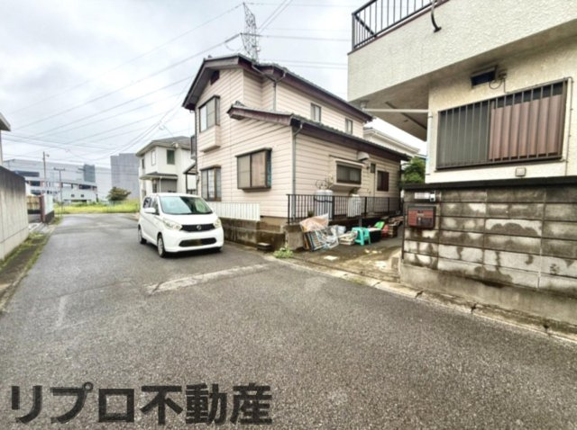 前面道路は約5ｍの幅員があり、ゆとりのある道路幅！　車の出入りもしやすく、開放感のある立地です！