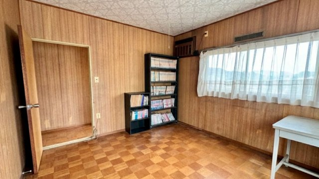 2階の約6帖洋室は自然光を取り込みやすい明るさのある空間。木目を基調とした壁や床が温かみのある雰囲気を演出。個室として使いやすい広さがあり寝室や子ども部屋、書斎など暮らし方に合わせてお使いいただけます