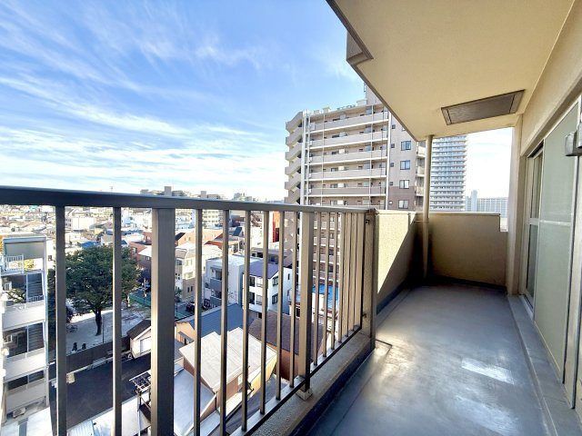 2面バルコニーで明るい室内