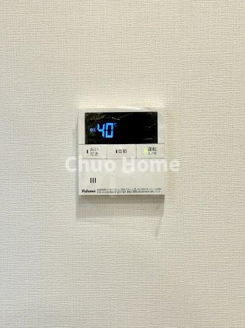 【給湯リモコン】外での一日を忘れさせてくれるオートバス機能でお好みの湯量・温度に調整された浴槽。