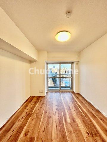 【寝室】心と体をゆったりと安らげる主寝室。寝室のゆとりが大きい分だけ、暮らしの安らぎは深まります。一日の疲れを癒すだけでなく、ご夫婦の親密な語らいを紡ぎ出します