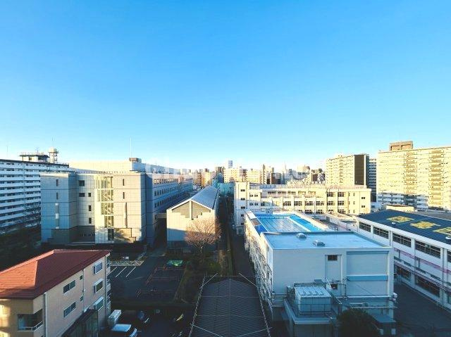 手を伸ばせば、ふれることが出来そうな環境が、そのままインテリアになったような印象です。その豊かな眺望にふさわしい空間には、通風・採光にも優れ、心地よい光と風があふれています