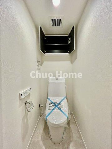 【トイレ】　収納スペースをしっかりと確保した温水洗浄便座機能付きトイレ。温水洗浄便座は清潔にお使いいただくための大切なアイテムです。