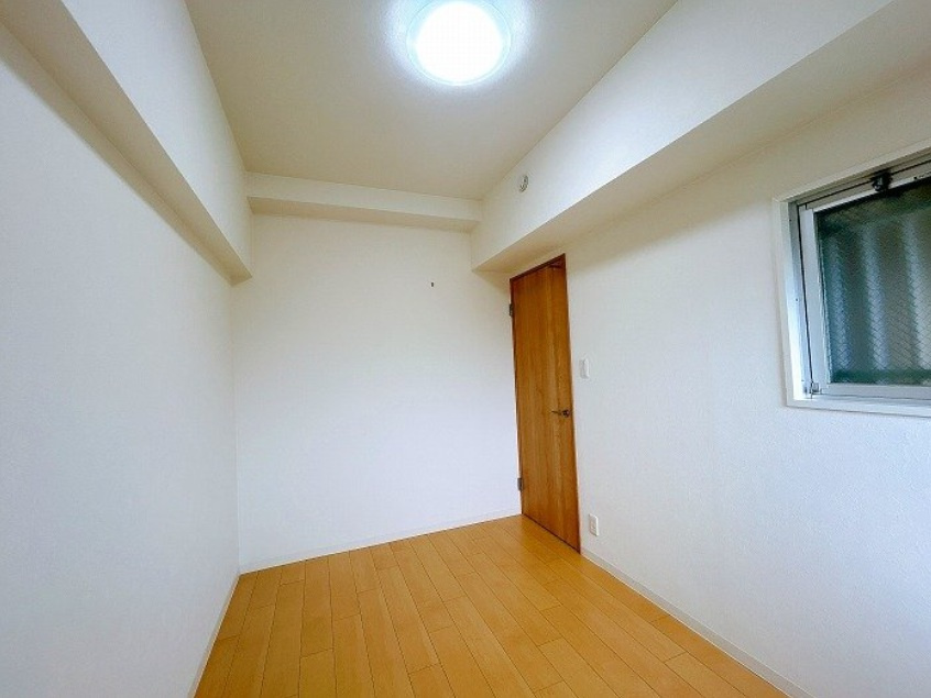 約4.2帖の洋室！コンパクトなお部屋はどこか落ち着きがあり、趣味も仕事も集中することができそうです。