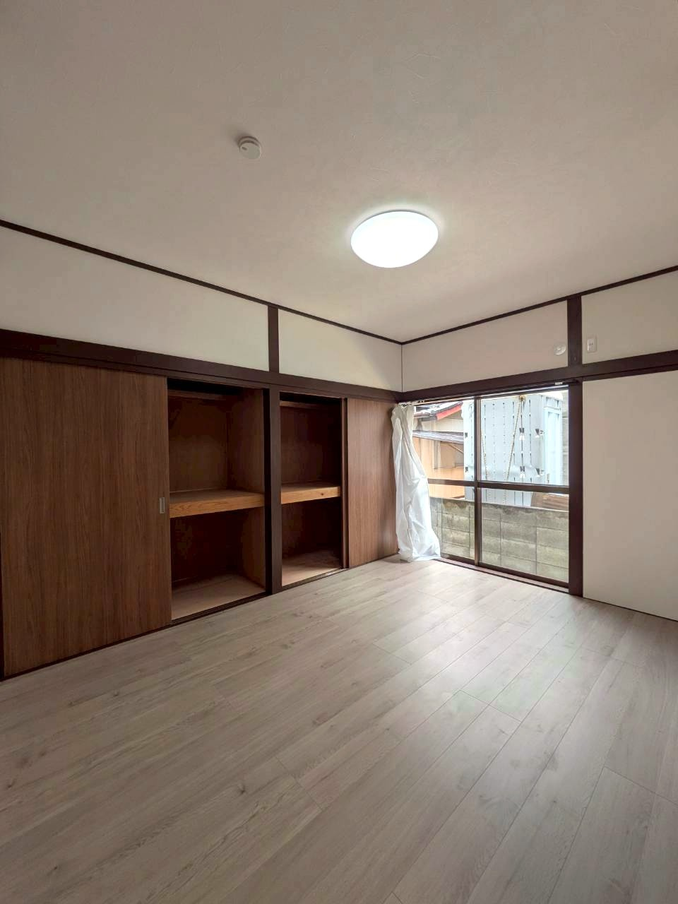 2階西のお部屋、約4.5帖の洋室になります。　フローリング、クロス新調しています♪