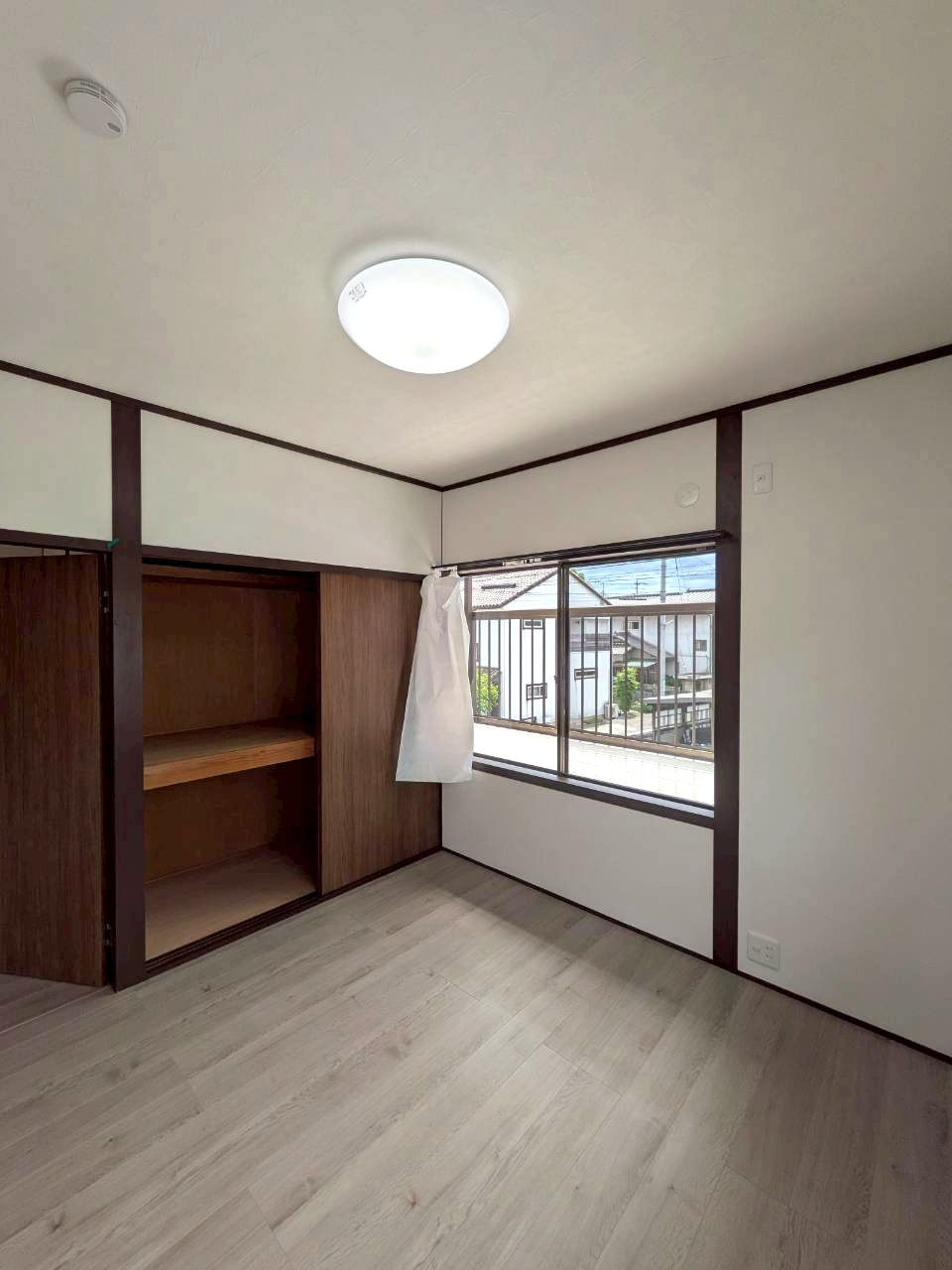 2階西のお部屋、約4.5帖の洋室になります。　フローリング、クロス新調しています♪