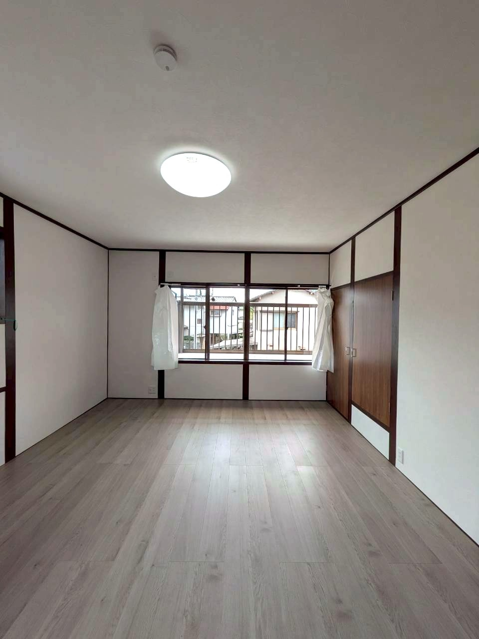 2階東のお部屋、約10帖の寝室になります。　フローリング、クロス新調しています♪