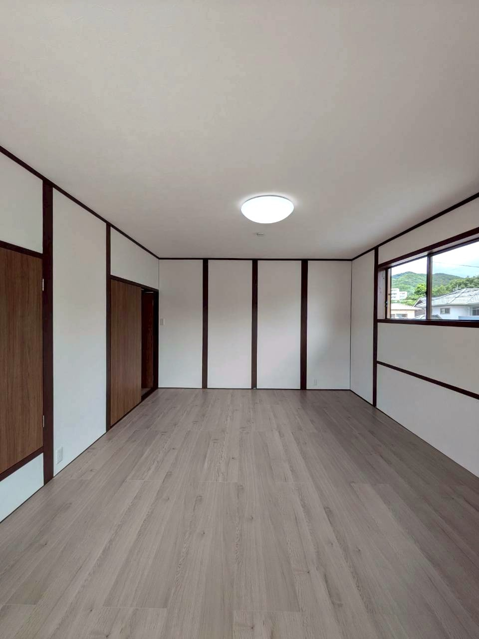 2階東のお部屋、約10帖の寝室になります。　フローリング、クロス新調しています♪