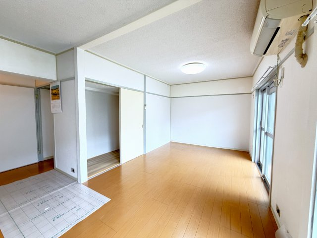 南側から暖かな陽光降り注ぐ明るいリビング！