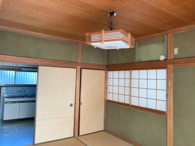 木目の天井と障子が調和した、落ち着きのある和室空間。自然光がやさしく入り、明るさと安らぎを感じられます。続き間としても使えるため、来客時や家族の集まりなど、用途に応じて柔軟に活用できます。