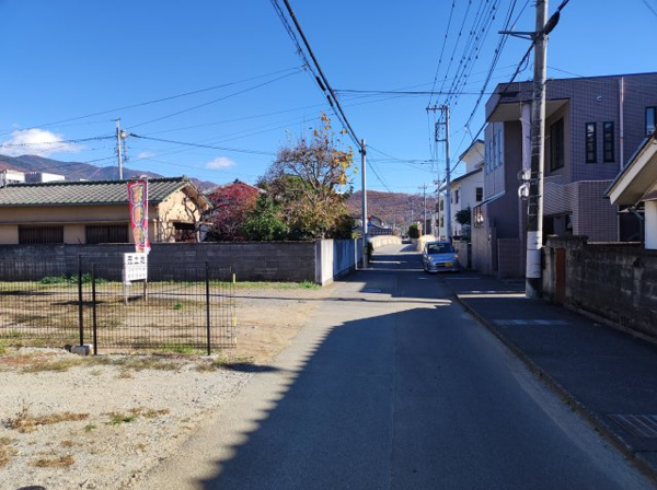 【甲府市緑が丘建築条件なし売地700万円の前面道路含む現地写真】