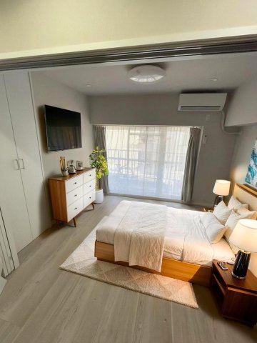 【洋室】　リビングに隣接する居室。引き戸を開け放てば2部屋が一体となり広々とした快適空間が生まれます。