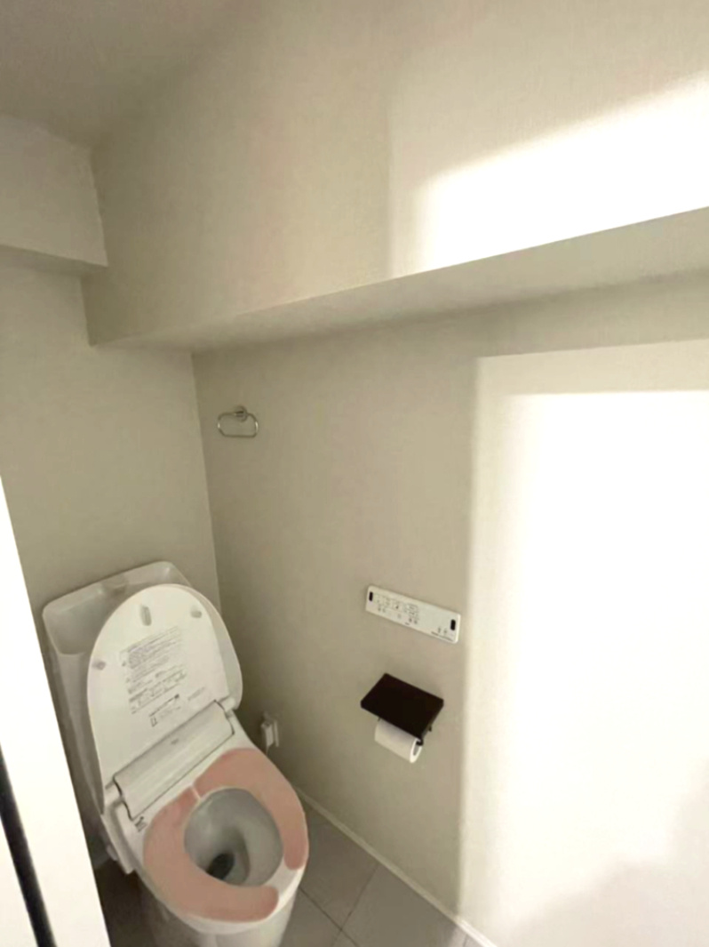 【トイレ】　清潔感のある空間に、使いやすく調整可能な洗浄機能を標準装備。